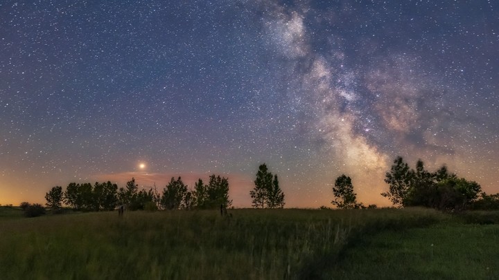 A glowing Mars in the starry night sky