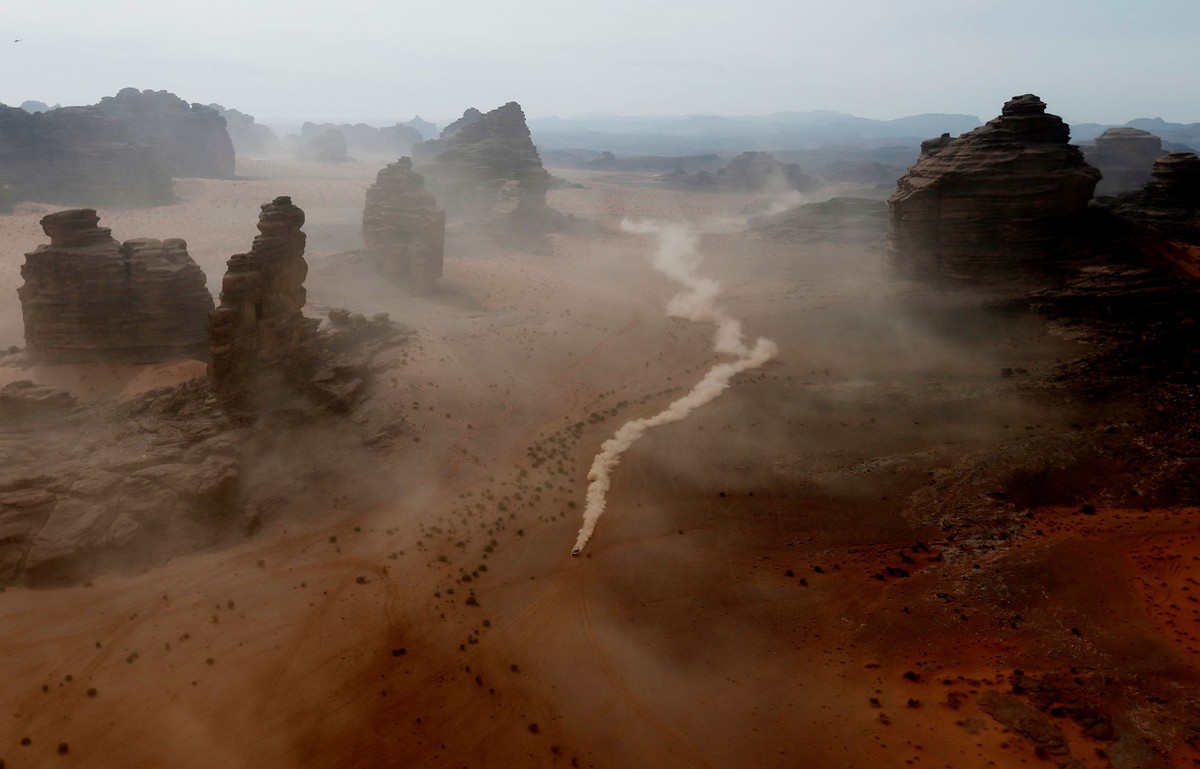 https://cdn.theatlantic.com/thumbor/-qpyqBBNIThR3xShMEZ9U_IeSDs=/1200x769/media/img/photo/2021/01/photos-2021-dakar-rally/a19_RC217L9SIDAV/original.jpg