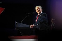唐納德·特朗普在講台上發表演講