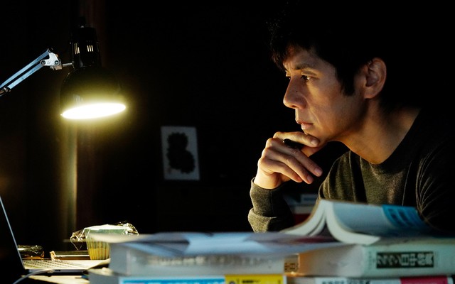 Kafuku at his desk in 'Drive My Car'