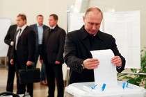 Russian President Vladimir Putin casts his ballot at a polling station during a parliamentary election in Moscow, Russia, September 18, 2016. 