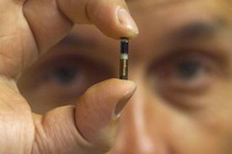 Professor Kevin Warwick holds up an RFID microchip.