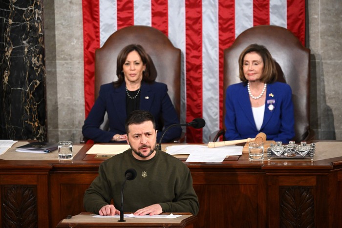 Volodymyr Zelensky addressing Congress in Washington, DC on December 21, 2022 in from of Kamala Harris and Nancy Pelosi