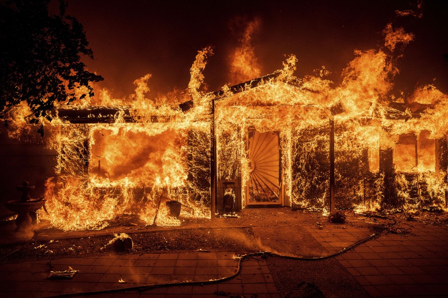 Une maison entière est vue en flammes.