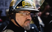 Color photograph of Stewart Rhodes wearing an Oath Keepers helmet