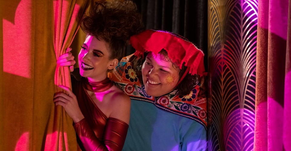 Glow Season 3 Embraces The Untidy Ending The Atlantic