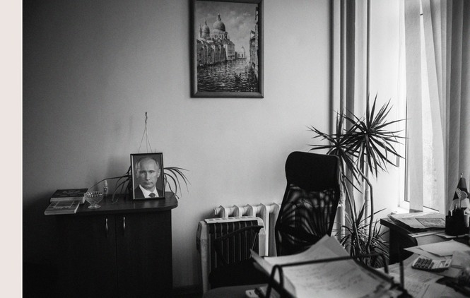 Picture of a Portrait of Vladimir Putin in a Kherson State Maritime Academy office.