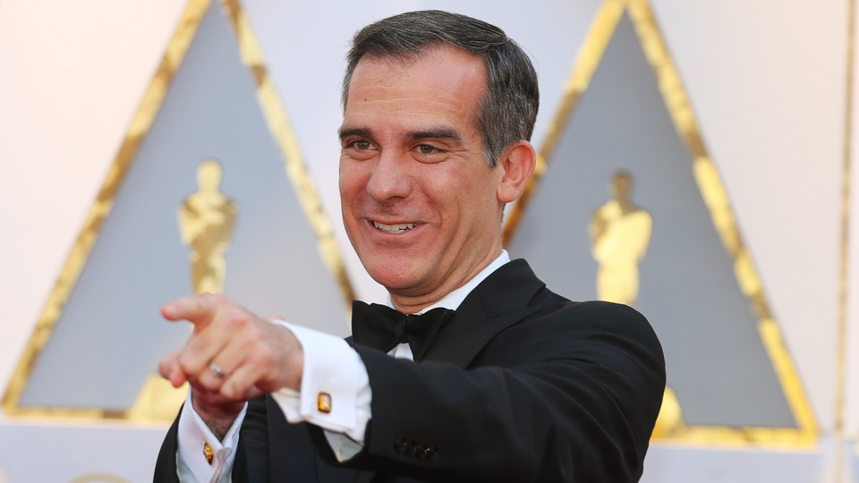 Eric Garcetti points to a camera at the Academy Awards.