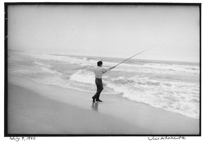 Una fotografía en blanco y negro de Matthiessen pescando en el océano. 