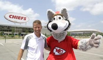 Texans 'Toro' and Kansas City Chiefs 'K.C. Wolf have a friendly