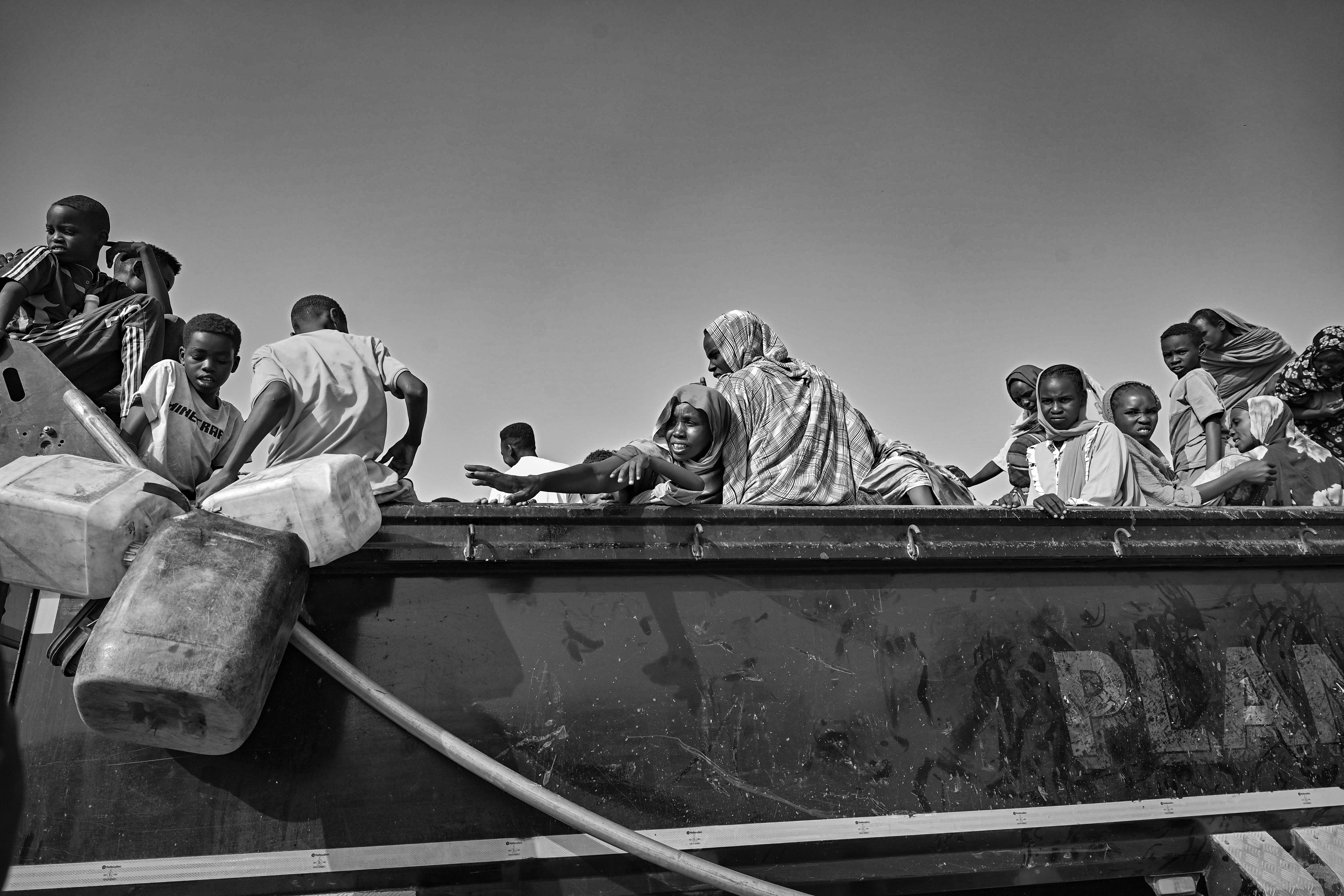 Picture of Sudanese refugees boarding a truck in Tiné