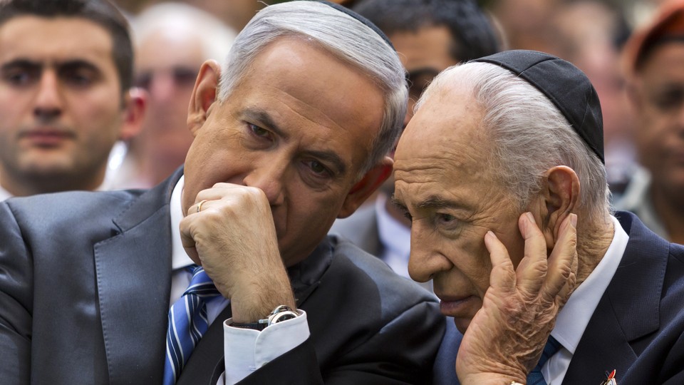 Benjamin Netanyahu talks with Shimon Peres in 2013.