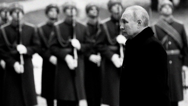 A black-and-white photo of Putin in front of soldiers