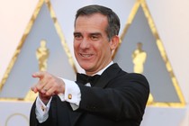 Eric Garcetti points to a camera at the Academy Awards.