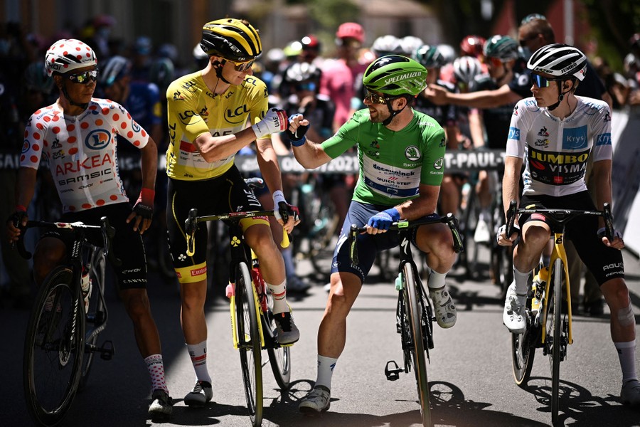 Race leaders await the start of a stage.