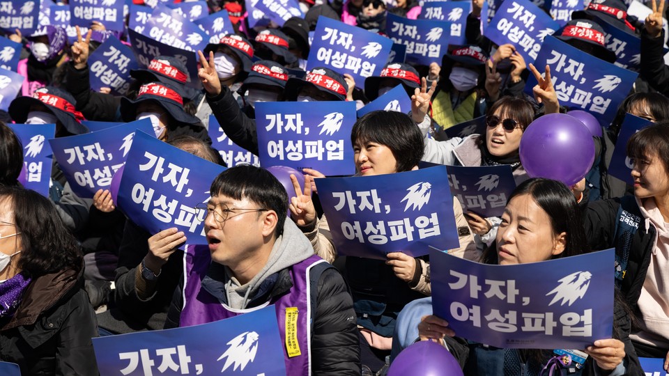 Photo of women’s rights protesters in South Korea