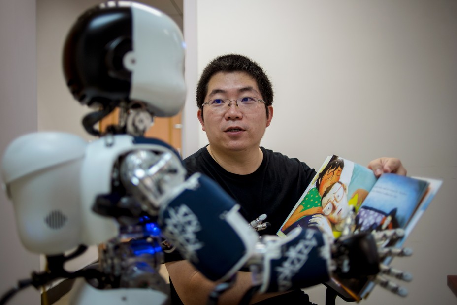photo of Yi Zang with robot
