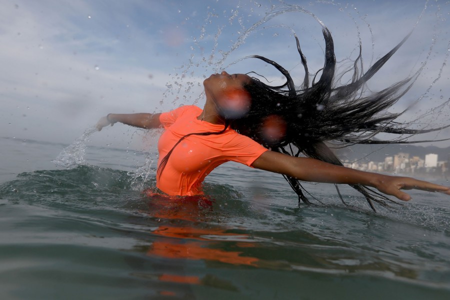 Photos of the Week: Murder Hornets, Giant Hands, China Fashion