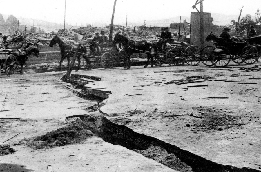 Photo 1906 SF Earthquake Horse Drawn Fire Engine Moving 