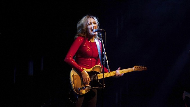 Viv Albertine performing