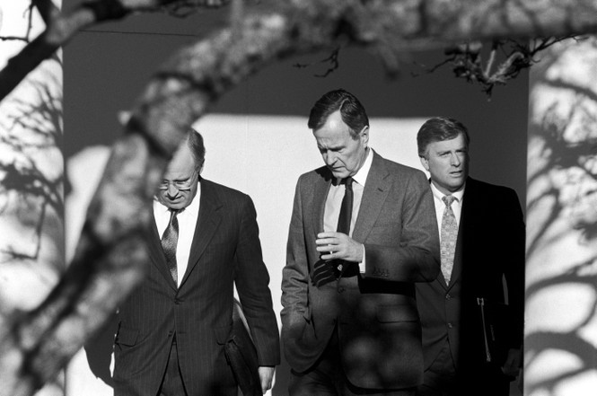 رئیس‌جمهور جورج اچ. دبلیو. بوش، وزیر دفاع دیک چنی و معاون رئیس‌جمهور دن کویل در کاخ سفید در فوریه ۱۹۹۱