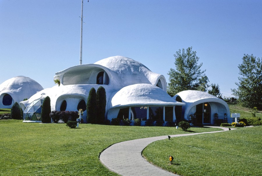 Rounded white domes make up a futuristic house.