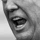 Una foto en blanco y negro de la mitad inferior del rostro de Trump mientras habla.