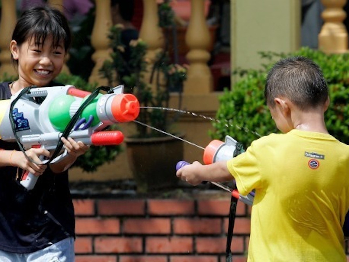 kids and toy guns