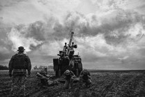 Ukrainian soldiers firing on Russian positions