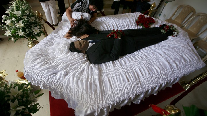 Ahimsha Wickrematunge (R), daughter of slain newspaper editor Lasantha Wickrematunga, mourns over his body at his residence in Colombo, Sri Lanka, January 11, 2009