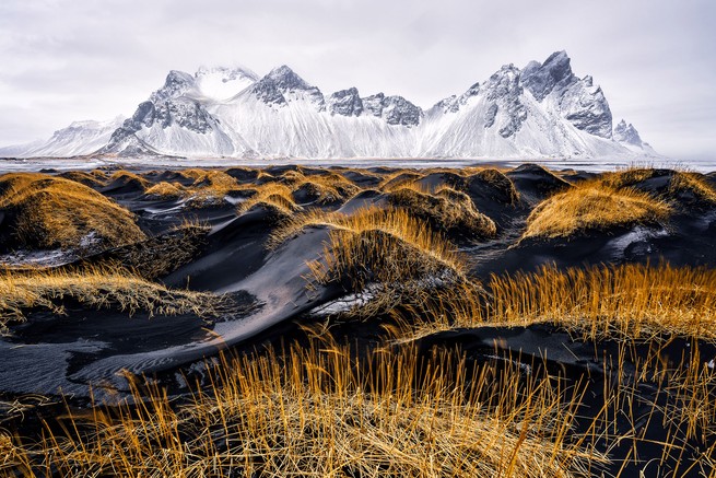 L'hiver à Stokksnes, en Islande, sur une plage de sable noir et la majestueuse montagne appelée Vestrahorn.