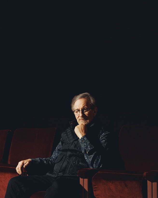 Steven Spielberg assis dans un théâtre sombre