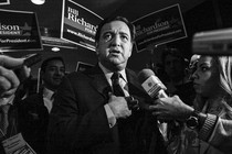 A 2007 black-and-white photo of Richardson surrounded by reporters and "Bill Richardson for President" signs