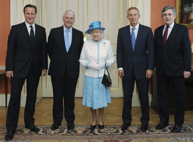 Britain's Queen Elizabeth poses with (L-R) former prime ministers David Cameron, John Major, Tony Blair, and Gordon Brown