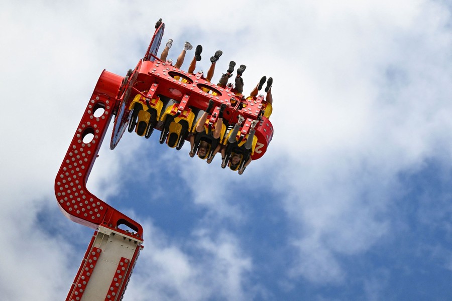 People spin upside down on a carnival ride.