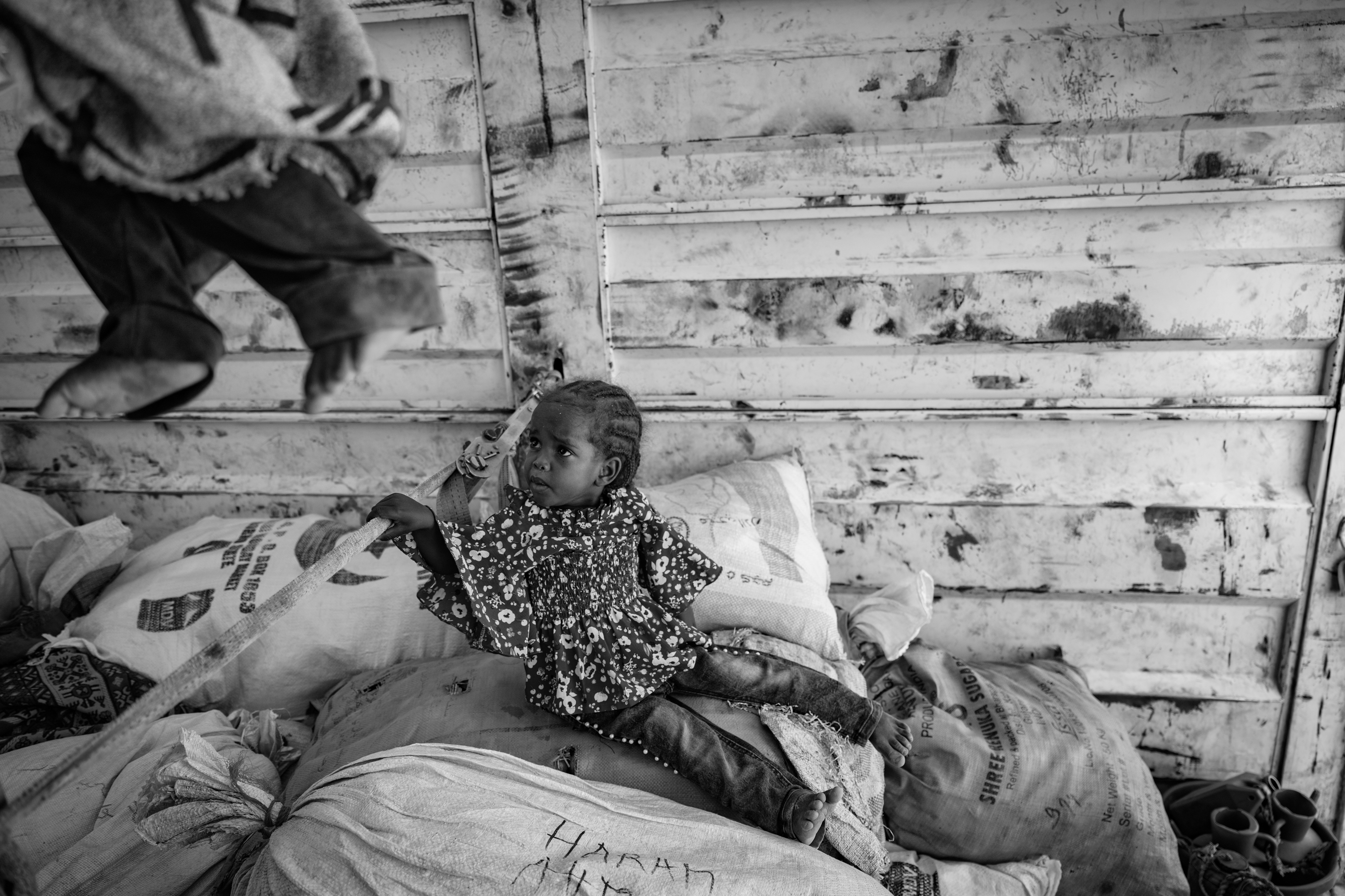 Picture of Sudanese children being passed into the backs of United Nations trucks in Tiné. (May 3, 2025)