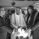 Fotografía en blanco y negro del presidente egipcio, el rey de Arabia Saudita, Melania Trump y Donald Trump posando con las manos sobre un globo iluminado.