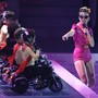 Miley Cyrus gives a kid-friendly performance at the 2017 VMAs.