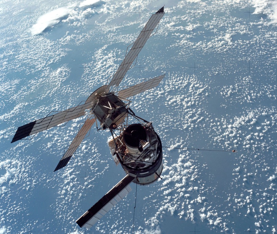 A view of the Skylab space station photographed against an Earth background