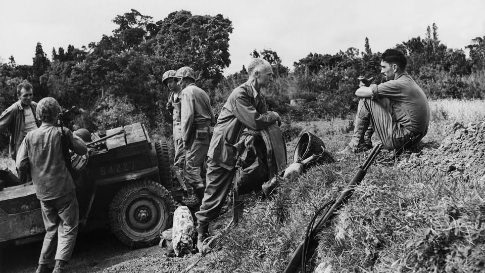 Ernie Pyle interviewing soldiers