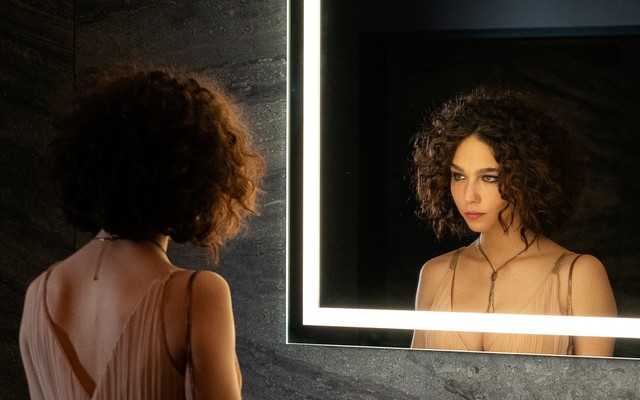 photograph of Elena Alves looking in the mirror