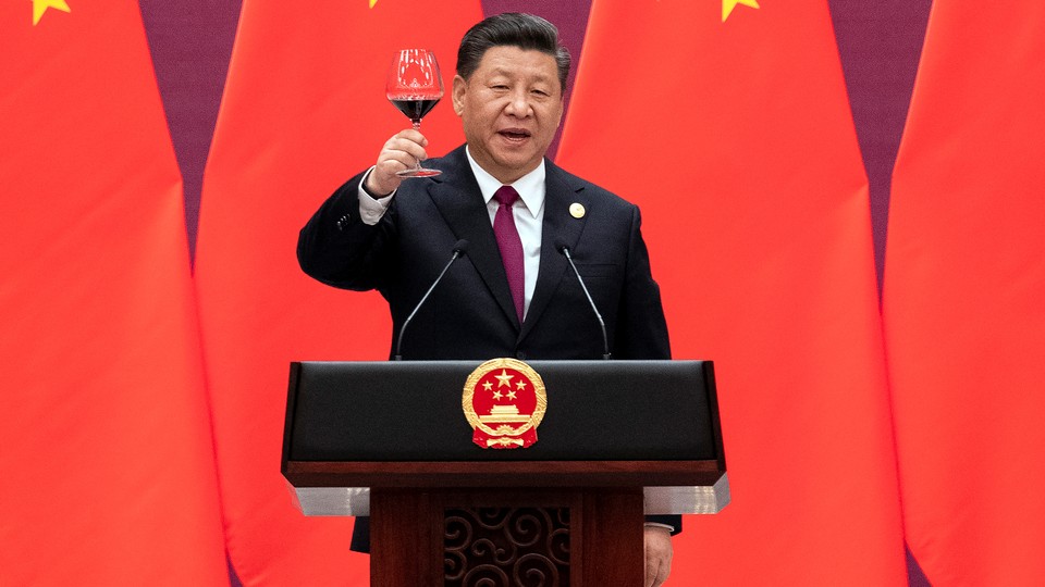 Xi Jinping raises his glass and proposes a toast at the end of his speech.