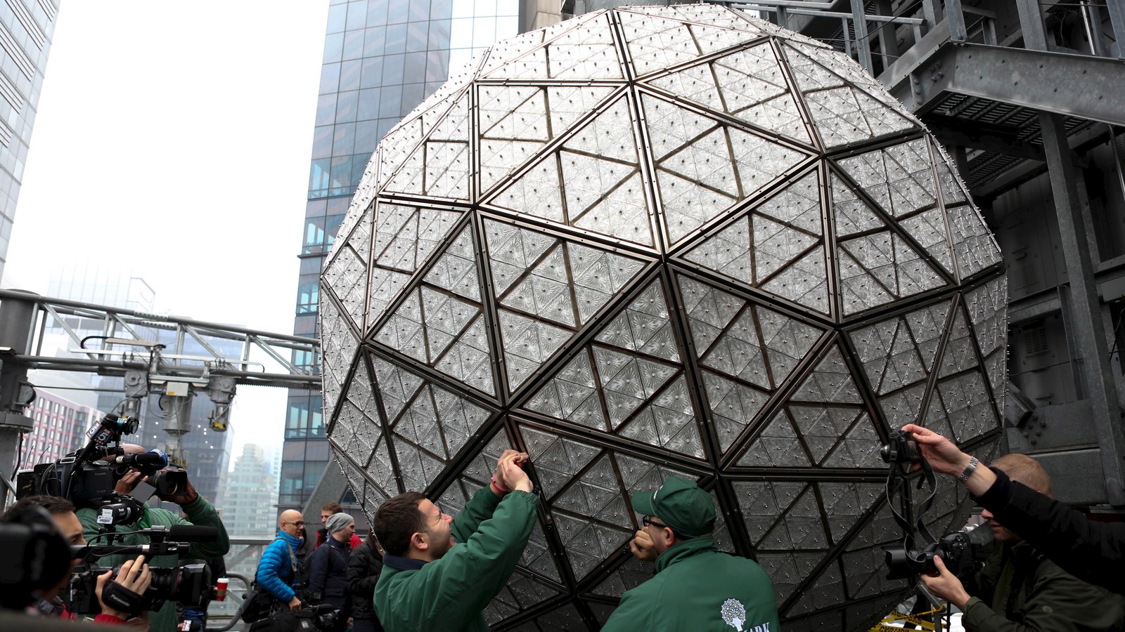 Время падения шара. Новогодний шар на Таймс-сквер. Шар на Таймс сквер новый год. Times Square Crystal Ball. Самый большой Хрустальный шар в США.
