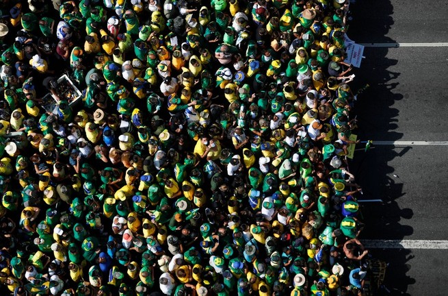 An aerial photo of protestors wearing yellow and green. 