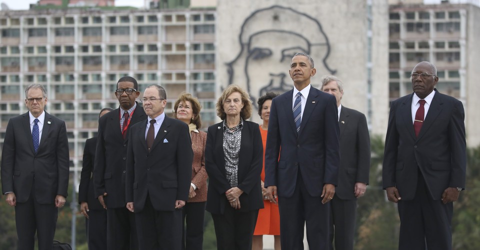 Conservatives React Harshly to Obama Photo in Front of Che Guevara Mural - The Atlantic