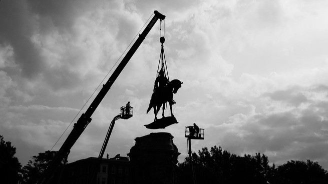 A statue of Robert E. Lee being removed