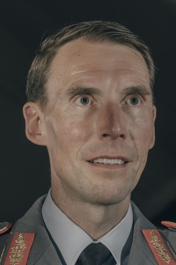 عکس سر و گردن یک افسر نظامی یونیفورم‌پوش