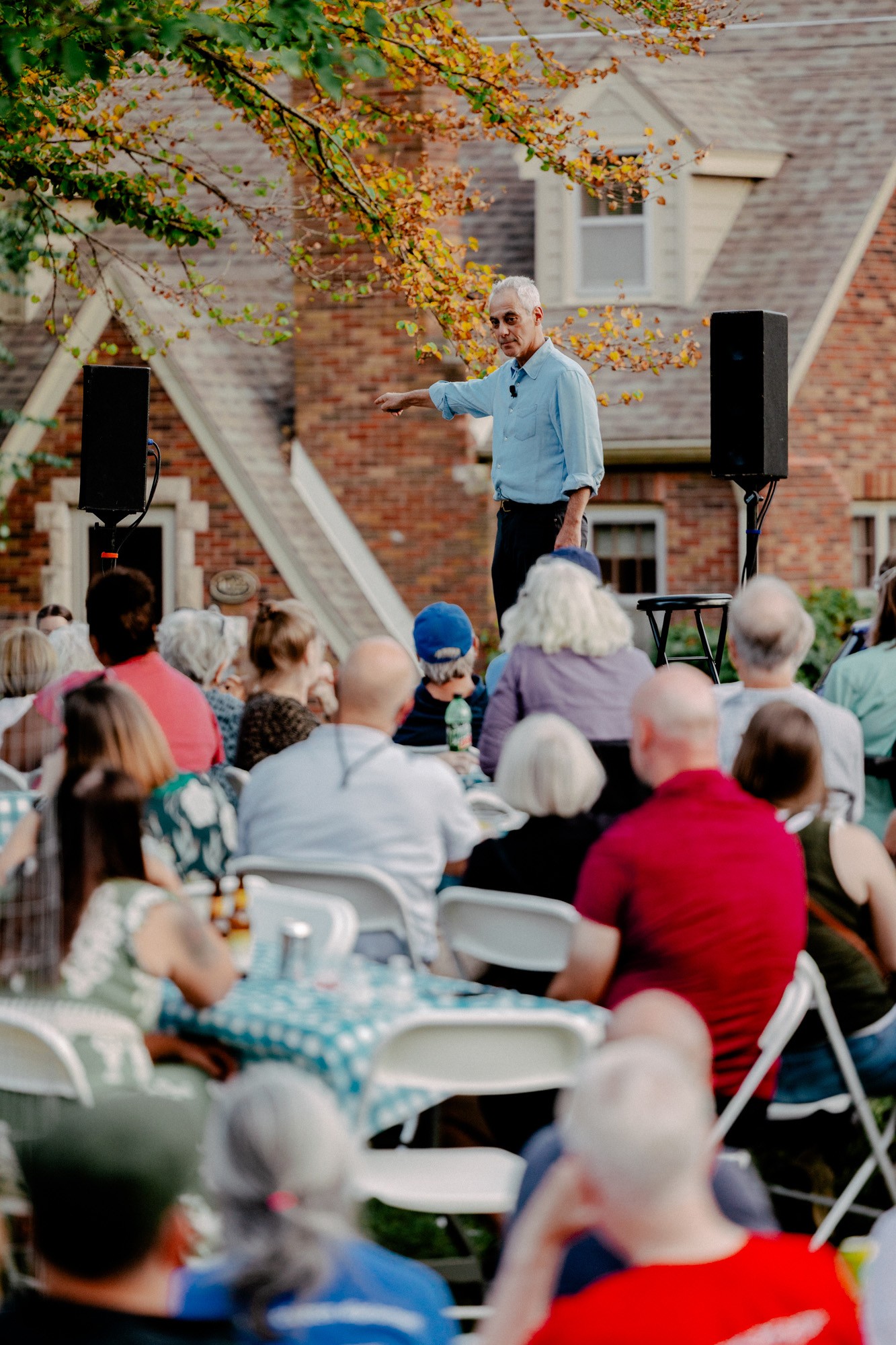 رحم امانوئل در حال سخنرانی با رأی‌دهندگان در د موین، آیووا، در ۲۷ سپتامبر ۲۰۲۵.