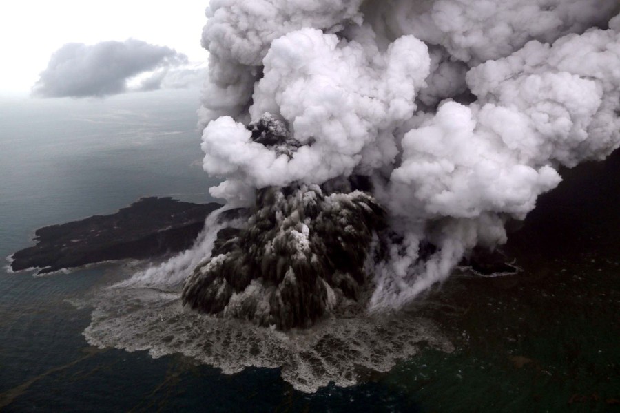 Photos: Deadly Tsunami Strikes Indonesia’s Sunda Strait - The Atlantic