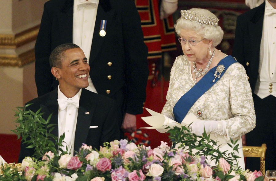 The Queen speaks beside U.S. President Barack Obama at a banquet.